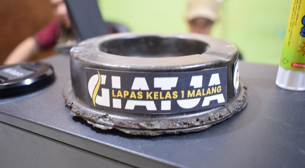 100 Asbak dari Sampah Lapas Kelas I Malang Terjual Setelah Launching!
