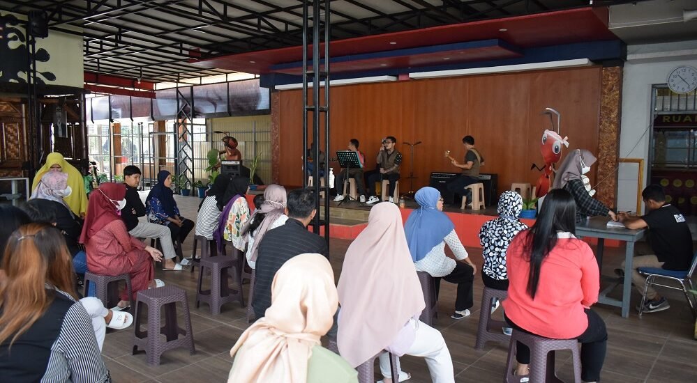 Band WBP Lapas Kelas I Malang Hibur Pengunjung di Ruang Kunjungan