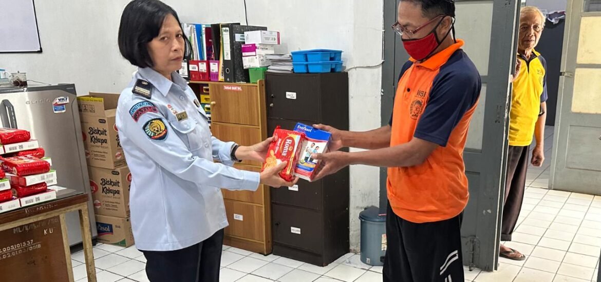 WBP Kelompok Rentan Lapas Kelas I Malang Dapat Makanan Nutrisi Tambahan